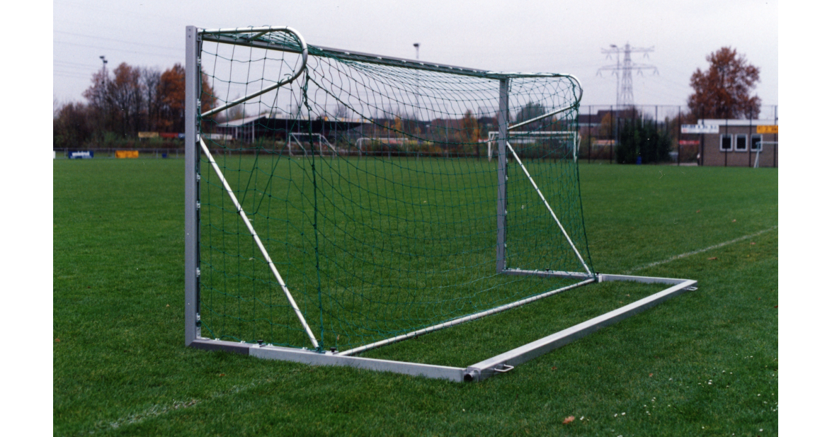 Grondraam GR190 voor jeugdoelen 1 Voor vrijstaand voetbaldoelen met een profiel van 80x80mm. op verharde of kunststof vloeren. Ideaal voor het gebruik op kunstgras.