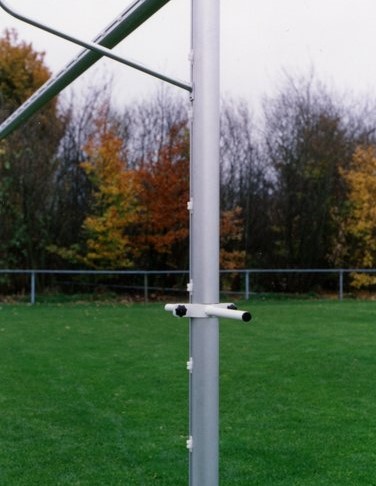 Tilklem voetbaldoelen 1 Eenvoudig de doelen uit de grondpotten halen met deze handige tilklem