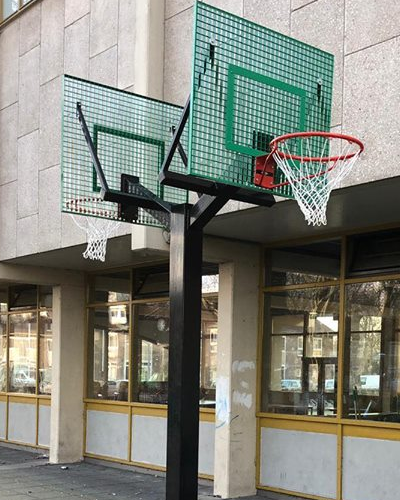 Oerdegelijke basketbal staander volbad verzinkt met twee anti-vandaal basketbalborden aan weerszijden.Dankzij de mogelijkheid om de ringhoogtes zelf te kiezen, biedt deze dubbele basketbalpaal maximale flexibiliteit voor zowel jongere spelers als volwassenen die sportief uitgedaagd willen worden.