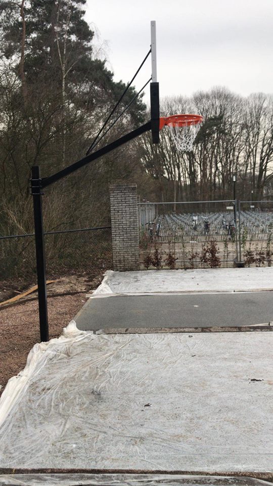 Basketbalpaal PROFI-outdoor 24 Een prachtige wedstrijd basketbalpaal voor de openbare ruimte. Op aanvraag in bijna iedere ral kleur leverbaar