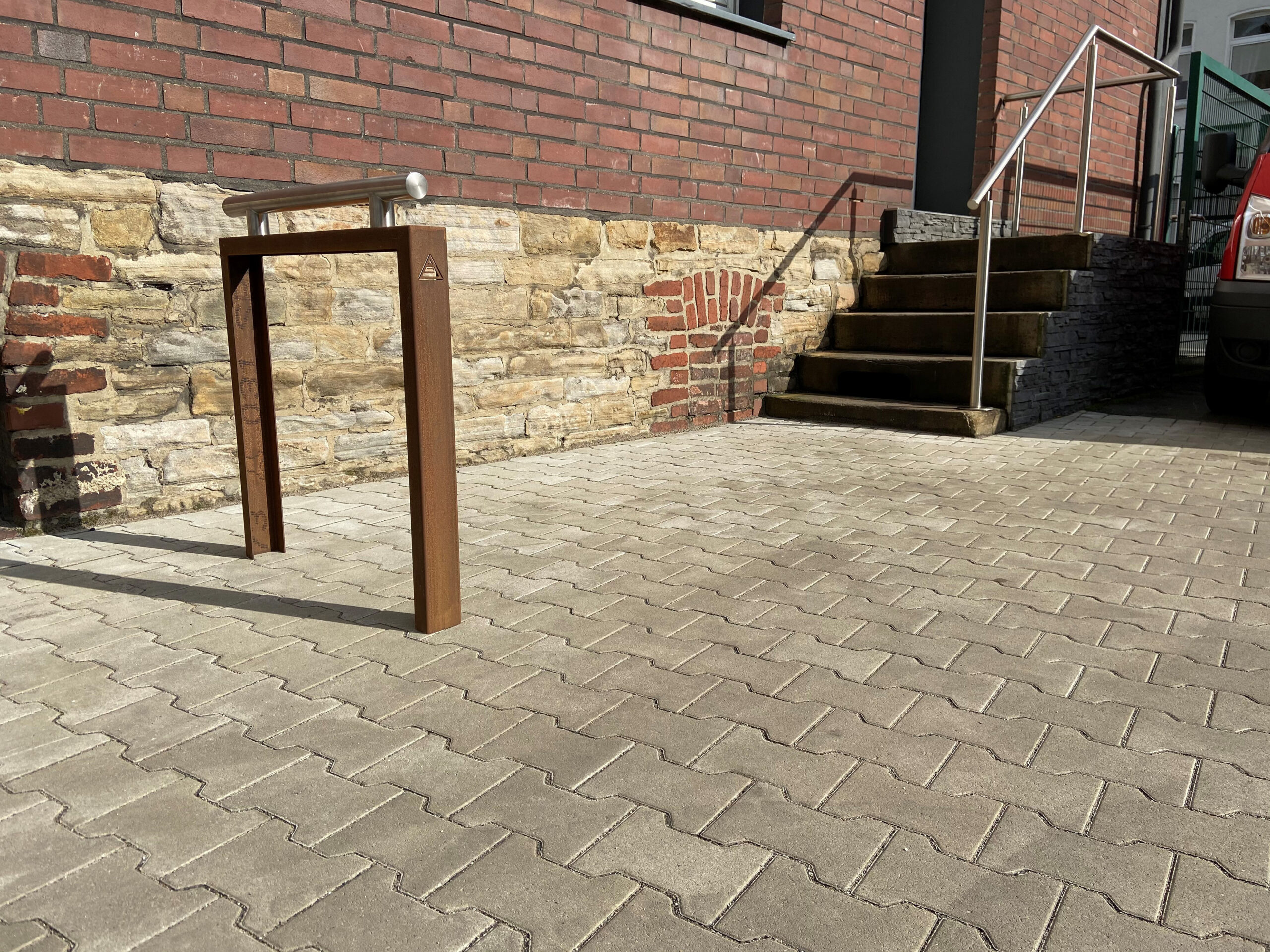 Fietsnietje Corten 3 De uitvoering van deze fraaie aanleunbeugel met de rvs D48mm ligger.