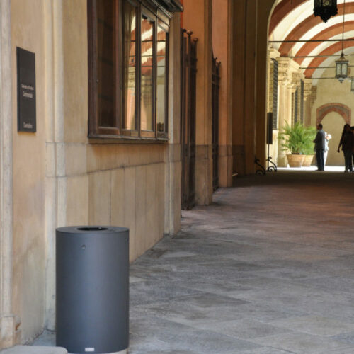 Deze fraaie buitenafvalbak is leverbaar in een standaard ral kleur van uw keuze