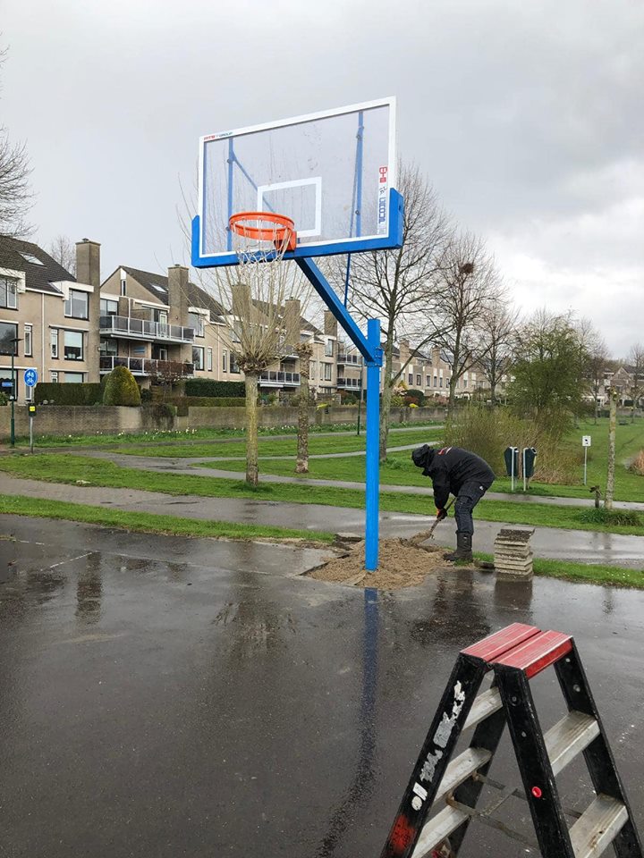 Basketbalpaal PROFI-outdoor 27 Ook hier wordt nog druk gewerkt aan de montage van deze zeer fraaie basketbalpaal met wedstrijdbord. Ook dat kunnen we voor u regelen :-)