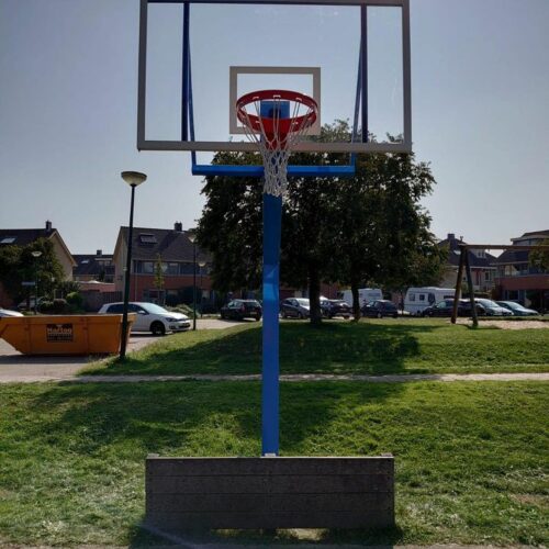 Basketbalpaal PROFI-outdoor 90 Dunk als een echte professional met onze outdoor basketbalpalen, voorzien van een stevige wedstrijdring en een onbreekbaar plexiglas bord voor extra veiligheid!
