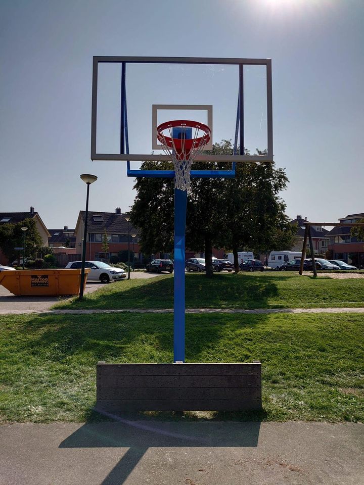 Basketbalpaal PROFI-outdoor 32 Dunk als een echte professional met onze outdoor basketbalpalen, voorzien van een stevige wedstrijdring en een onbreekbaar plexiglas bord voor extra veiligheid!