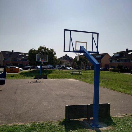 Basketbalpaal PROFI-outdoor 93 De Basketbalpaal Profi is de beste keuze voor fanatieke basketballers, met een sterk verzinkt stalen frame en een professioneel plexiglas bord!