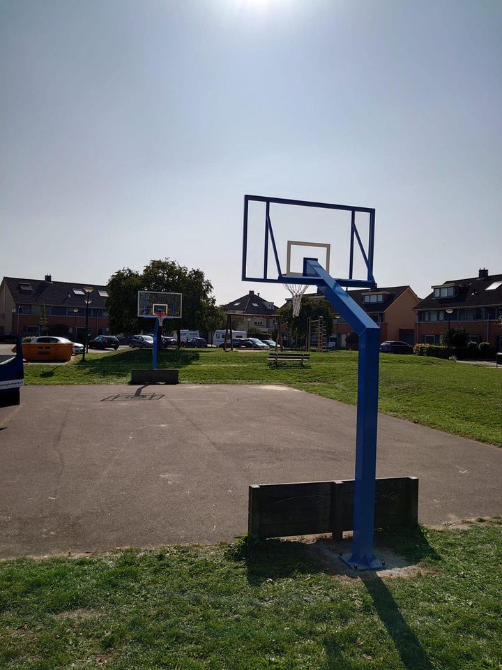 Basketbalpaal PROFI-outdoor 35 De Basketbalpaal Profi is de beste keuze voor fanatieke basketballers, met een sterk verzinkt stalen frame en een professioneel plexiglas bord!