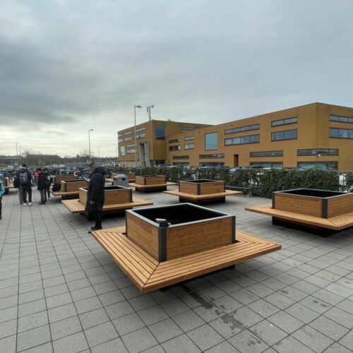 Plantenbak- zitbankcombinatie model Cimi 16 Boombanken - plantenbakken model Cimi bij het Montessori college in Den Haag. Absoluut een aanwinst voor het schoolplein.
