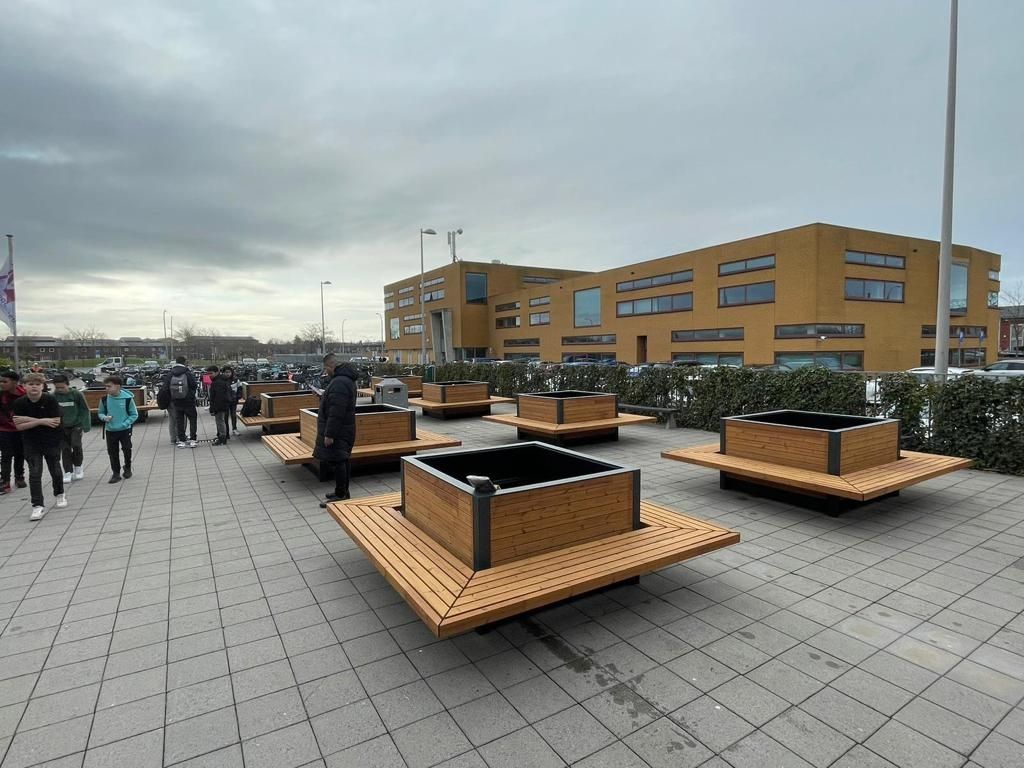 Plantenbak- zitbankcombinatie model Cimi 5 Boombanken - plantenbakken model Cimi bij het Montessori college in Den Haag. Absoluut een aanwinst voor het schoolplein.