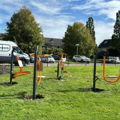 Buiten fitness toestel Excersise Bike 30 Montage buitenfitness-toestellen bij Esdege Reigersdaal. De Leg Press, een Pull Down, een Chest Press en de Rider.