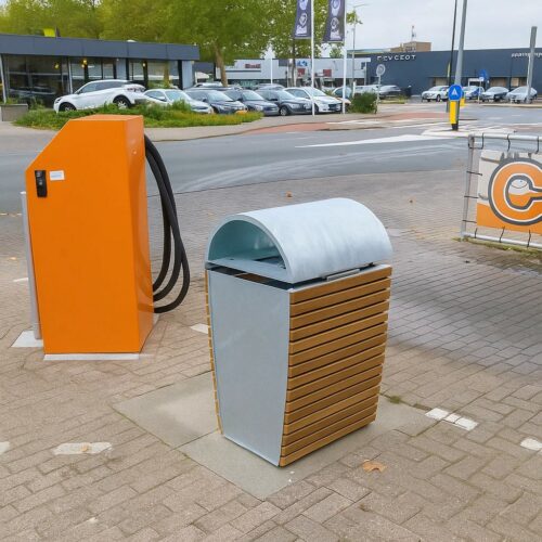 Buiten afvalbak model Contour in de verzinkte uitvoering. De Contour-lijn, park- en straatmeubilair uit de Italiaanse keuken. Ook bijpassende parkbanken en tafels verkrijgbaar.