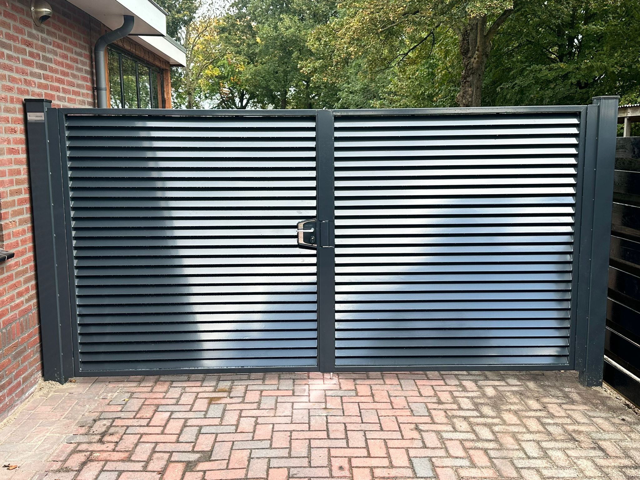 Draaipoorten 11 Andere vulling van uw toegangspoort? Geen probleem, bijna alles is mogelijk, we informeren u graag.