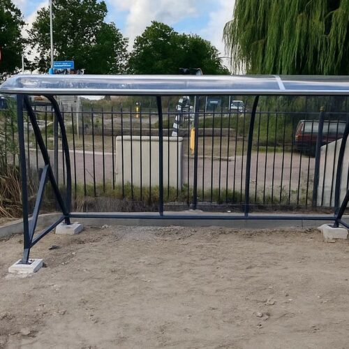 Fietsoverkapping BF1000 - AANBIEDING 111 Top aanbieding. Fietsoverkapping model BF1000, inclusief transport en prefab funderingen voor actieprijzen.