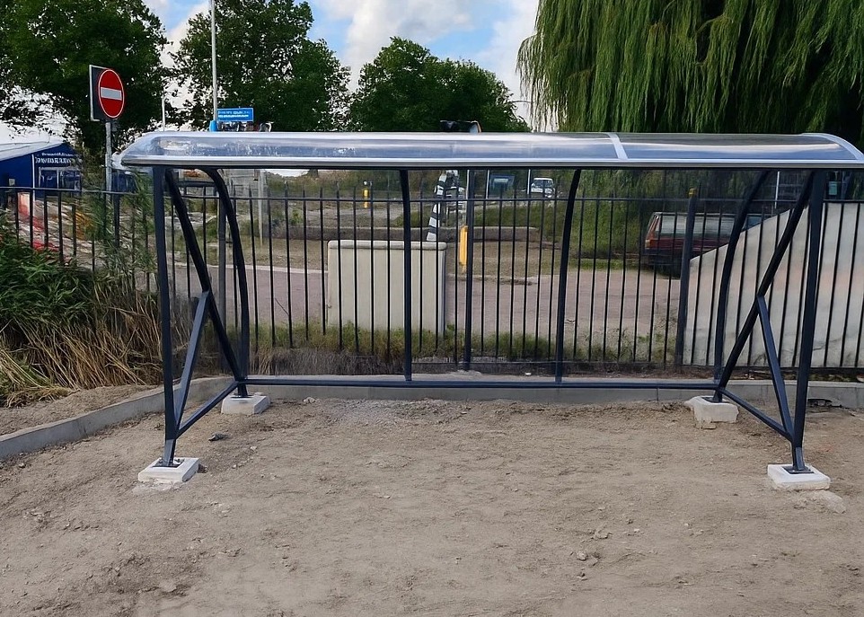 Fietsoverkapping BF1000 - AANBIEDING 54 Top aanbieding. Fietsoverkapping model BF1000, inclusief transport en prefab funderingen voor actieprijzen.