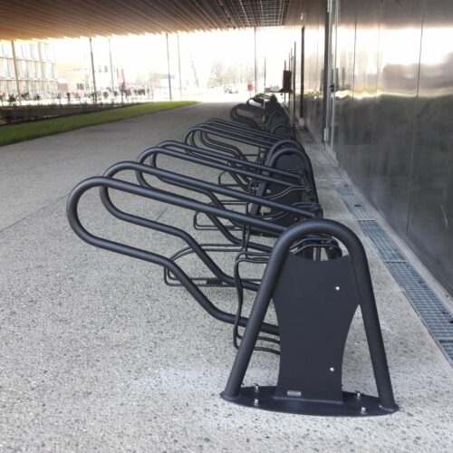 Fietsenrek model Recearo met 4 fietsplekken, gecoat diepzwart ral 9005.