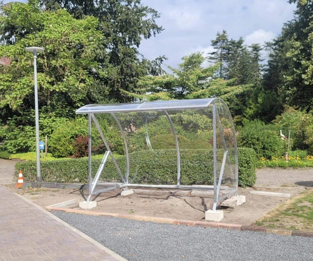 Fietsoverkapping BF1000 - AANBIEDING 44 Fietsoverkapping - overdekte fietsenstalling BF1000, verzinkt met een lengte van 3 meter. Deze fietsoverkapping is geschikt voor ca 8 fietsen.