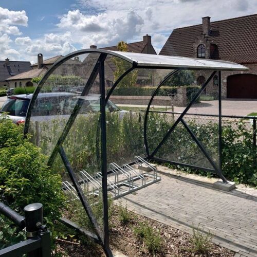 Fietsoverkapping BF1000 - AANBIEDING 74 onze fietsoverkapping BF1000, uitgevoerd in ral 9005 - diepzwart. Fietsoverkapping BF1000 Basisdeel 3 meter. Prachtig design voor een bijzonder scherpe prijs. Rijwieloverkapping BF1000 = voordelig fiets-parkeren op zijn mooist!