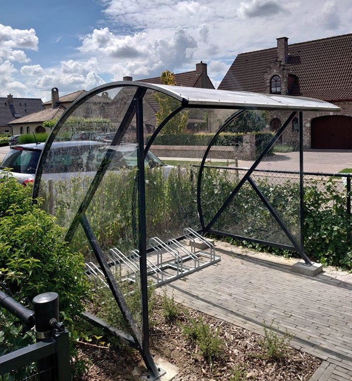 Fietsoverkapping BF1000 - AANBIEDING 17 onze fietsoverkapping BF1000, uitgevoerd in ral 9005 - diepzwart. Fietsoverkapping BF1000 Basisdeel 3 meter. Prachtig design voor een bijzonder scherpe prijs. Rijwieloverkapping BF1000 = voordelig fiets-parkeren op zijn mooist!