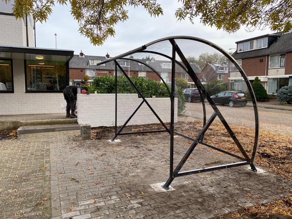 Fietsoverkapping BF1000 - AANBIEDING 21 Kies voor de BF1000 fietsoverkapping, een oplossing die past bij scholen, sportverenigingen en overheden.