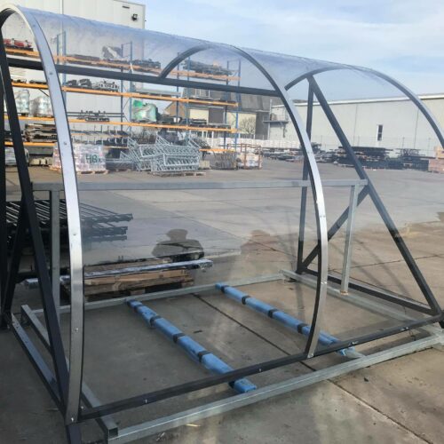 Fietsoverkapping BF1000 - AANBIEDING 67 Fietsenstalling kopen? Een kijkje op het terrein bij SKWshop in Stadskanaal. Ook deze fraaie BF1000 overkapping is bijna gereed voor transport naar de klant.