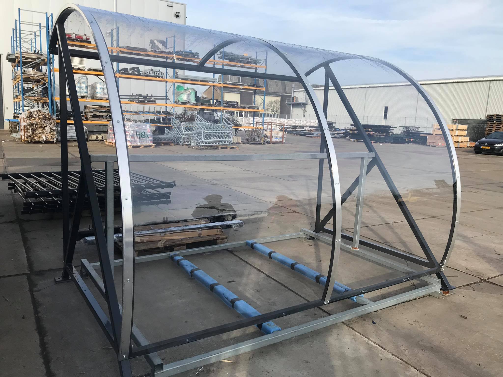 Fietsoverkapping BF1000 - AANBIEDING 10 Fietsenstalling kopen? Een kijkje op het terrein bij SKWshop in Stadskanaal. Ook deze fraaie BF1000 overkapping is bijna gereed voor transport naar de klant.