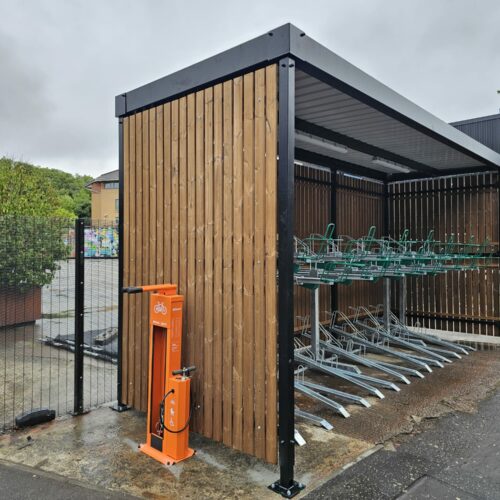 Tweelaags fietsenrek 2Tier+ 31 Het Pro2Tier+ is leverbaar in enkel- en dubbelzijdige uitvoering en past zich aan elke beschikbare ruimte aan. Ideaal voor bedrijven, stations en publieke fietsenstallinge