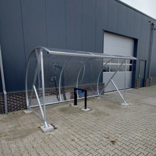 Fietsoverkapping BF1000 - AANBIEDING 94 Fietsoverkapping BF1000 verzinkt met onze aanleunbeugel model Marion met 2 oplaadstations voor elektrische fietsen.