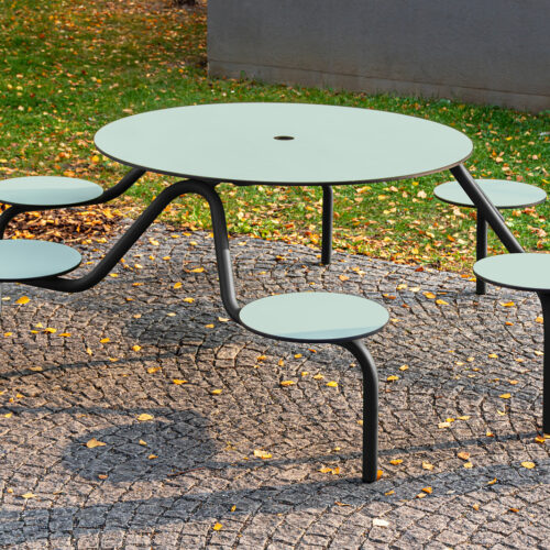 Picknicktafel Gauss: stijlvol en functioneel voor openbare en privéruimtes, ideaal om elke buitenruimte een moderne, speelse  en uitnodigende uitstraling te geven