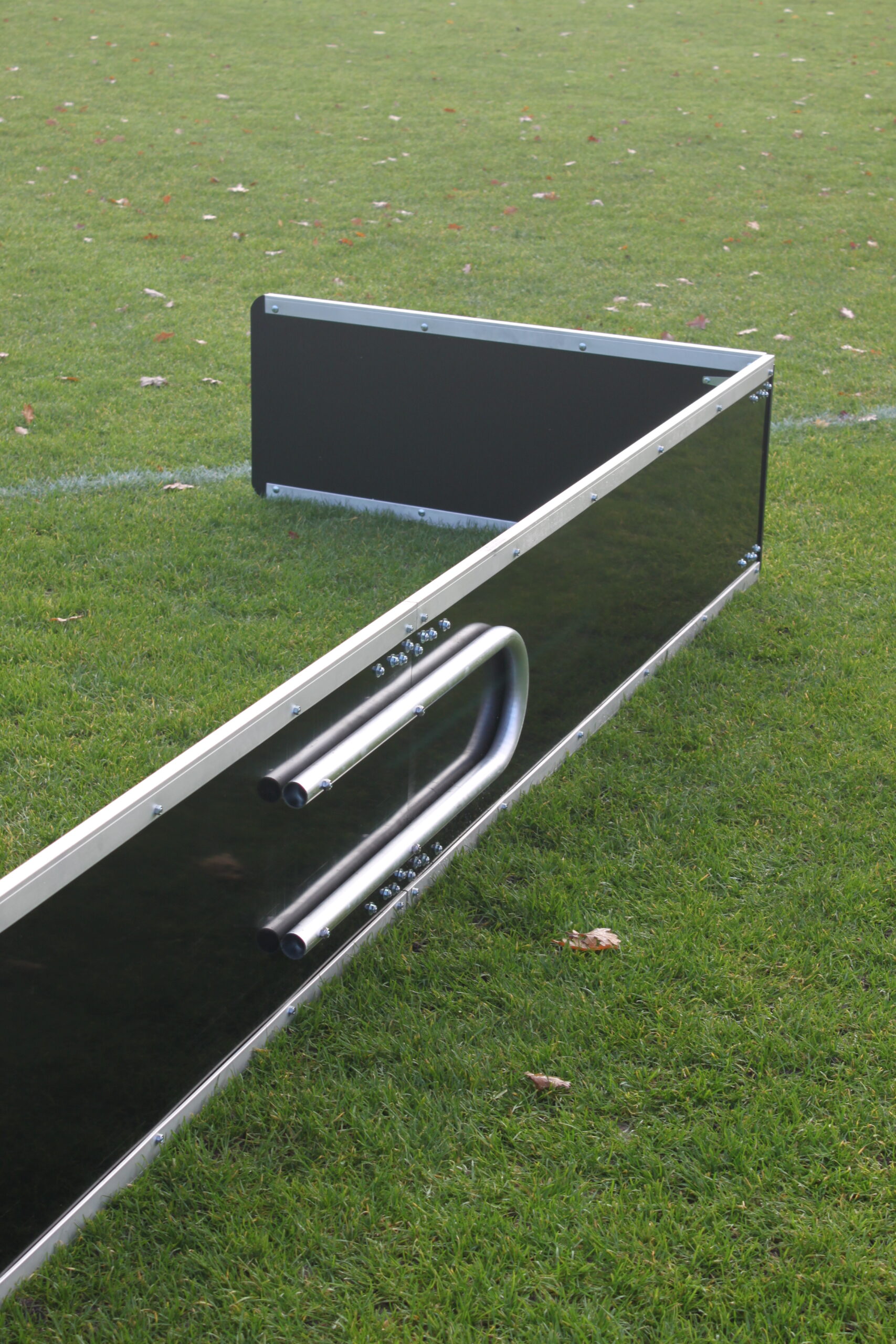 Jeugdhockeydoel, hockeyschot 5 Door de robuuste constructie blijft het jeugdhockeydoel stevig staan, zelfs tijdens intensieve hockeysessies.