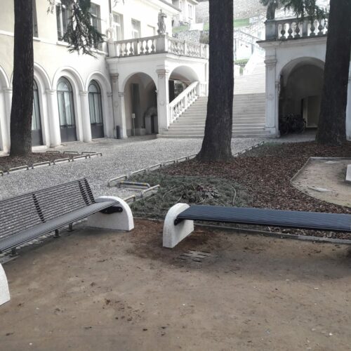 Parkbank Donna 10 Parkbank Donna met rugleuning en 1 x zonder rugleuning. Beide in de beton-staal-uitvoering, gecoat in ral 9005 diepzwart.