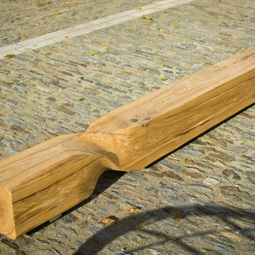 Parkbank model Twistila. Leverbaar in verschillende afmetingen - eiken- of douglas hout. Prachtig organisch vormgegeven parkmeubilair.