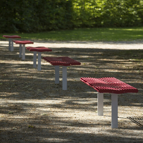 Parkbank Babia 19 Parkbanken model Babia. De robuuste constructie van laser gesneden, verzinkt en gepoedercoat staal garandeert jarenlang plezier en duurzaamheid.