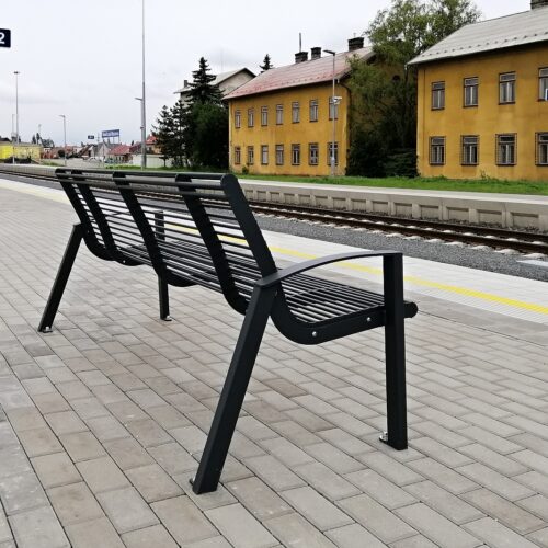 Parkbank Babia 16 DE uitvoering van deze parkbank in ral 9005 in de uitvoering met 4 bankvoeten. Door de lippen aan de voeten een zeer eenvoudige bevestiging op het maaiveld.