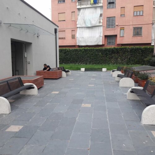 Parkbanken model Donna, hier uitgevoerd in staal met de fraaie ronde betonvoeten/steunen