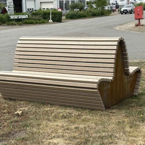 Parkbank model Knokke 10 Deze Kunststof Parkbank Knokke in sand-beige uitvoering vormt een stijlvolle toevoeging aan elke buitenlocatie, van moderne stadsparken tot natuurlijke kustgebieden.