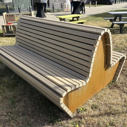 Kies voor de Kunststof Parkbank Knokke als u op zoek bent naar een onderhoudsvrije parkbank met een moderne uitstraling, perfect geschikt voor zowel stedelijke gebieden als kustlocaties met zoute lucht.