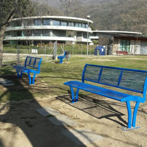 Parkbank Tauri Color 30 Parkbanken Tauri Color, naast de afgebeelde blauwe ral kleur, in diverse fraaie andere kleuren leverbaar. Park- straatmeubilair op zijn mooist.