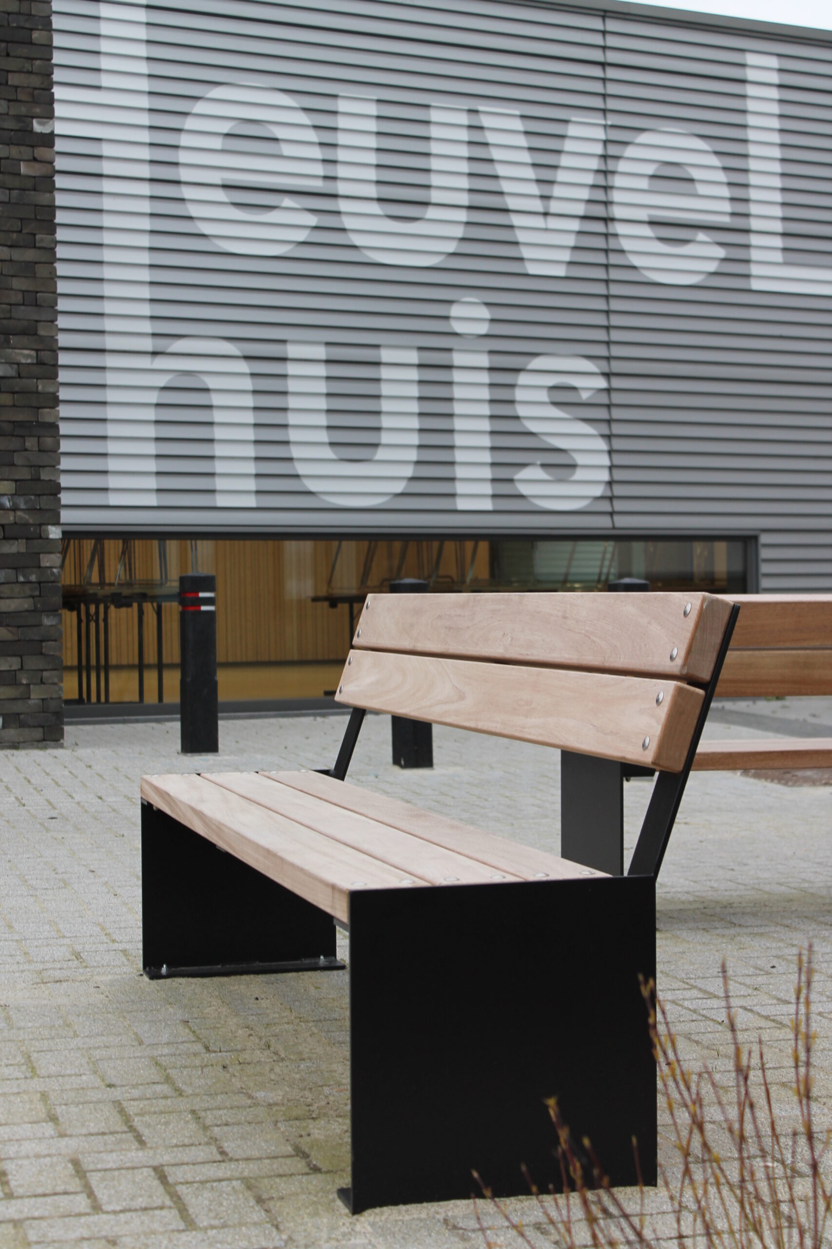 Parkbank Amburgo 5 Parkbank Amburgo, nog een uitvoering gecoat in diepzwart ral 9005