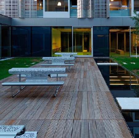 Parkbank De dichter 7 Nog een afbeelding van de dubbele opstelling van de deze fraaie design parkbanken, waardoor er een "picknicktafel" ontstaat.