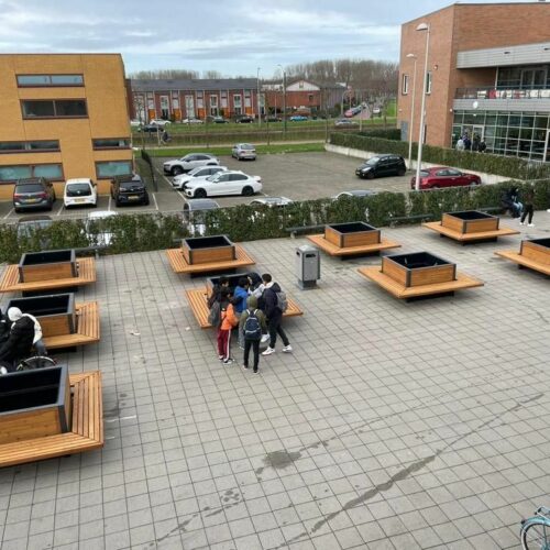 Plantenbak- zitbankcombinatie model Cimi 17 Plantenbak boombank buiten. Nog een afbeelding van de geleverde boombank - plantenbak combinatie in Den Haag. Afmetingen: L x B x H: 240x240x88cm. Diverse ral kleuren leverbaar.