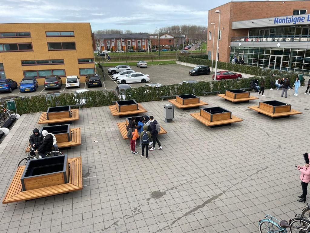 Plantenbak- zitbankcombinatie model Cimi 6 Plantenbak boombank buiten. Nog een afbeelding van de geleverde boombank - plantenbak combinatie in Den Haag. Afmetingen: L x B x H: 240x240x88cm. Diverse ral kleuren leverbaar.