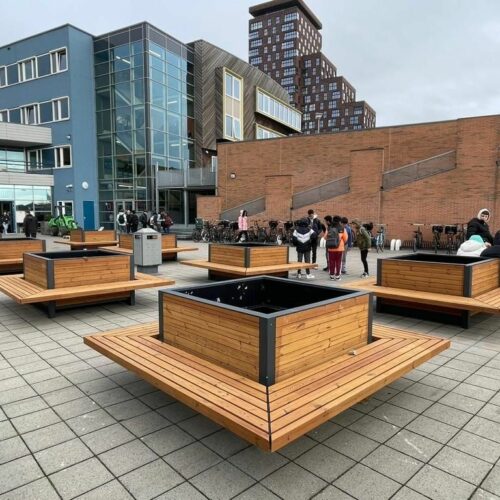 Plantenbak- zitbankcombinatie model Cimi 19 Door zijn minimalistische en elegante ontwerp vormt de Cimi plantenbak - zitcombinatie een stijlvolle toevoeging aan ieder plein.