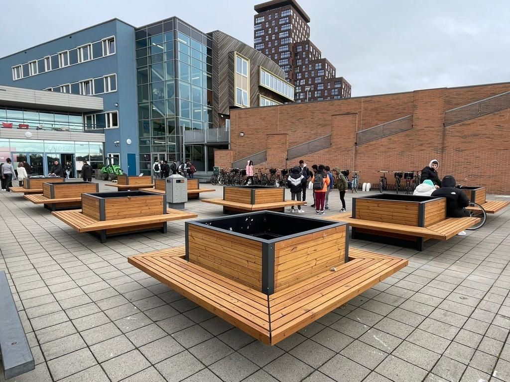 Plantenbak- zitbankcombinatie model Cimi 8 Door zijn minimalistische en elegante ontwerp vormt de Cimi plantenbak - zitcombinatie een stijlvolle toevoeging aan ieder plein.