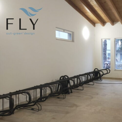 Fietsenrek Recoaro 9 Het fietsenrek model Recearo biedt een stijlvolle en veilige oplossing voor het parkeren van fietsen. Dit fietsenrek is verkrijgbaar in twee uitvoeringen: één met 4 fietsplekken en één met 6 fietsplekken, ideaal voor zowel particuliere als openbare ruimtes.