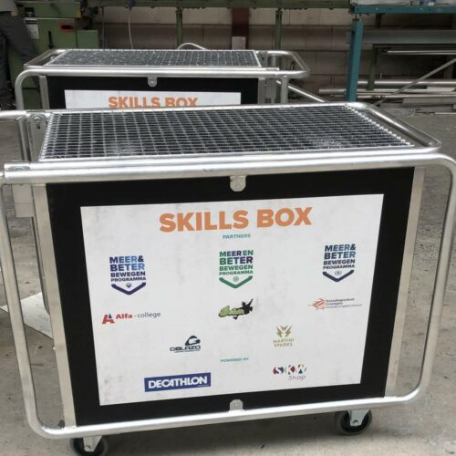 Skills Boxen, eenvoudig te voorzien van uw sponsoruitingen. Duurzaam aluminium Skillsbox ten behoeve van het Meer en Beter Bewegen programma op onder andere basisscholen.