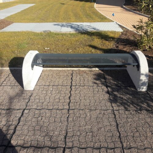 Parkbank Tauri Concrete 12 OOk zonder rugleuning een fijne parkbank om op te zitten en fraai om te zien. In diverse ral kleuren leverbaar