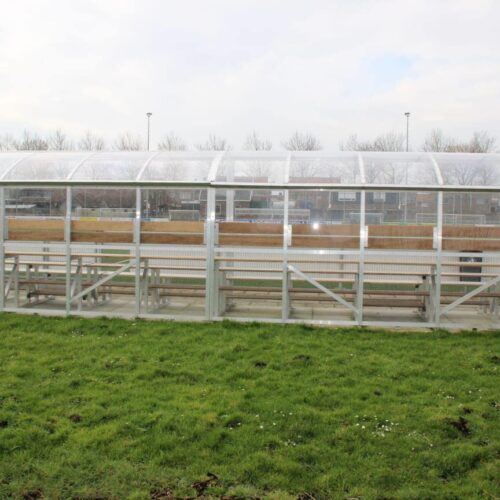 Tribune Sienna 27 Deze fraaie transparant tribune met een lengte van 10 meter geeft plek aan maar liefst 60 personen. (max)