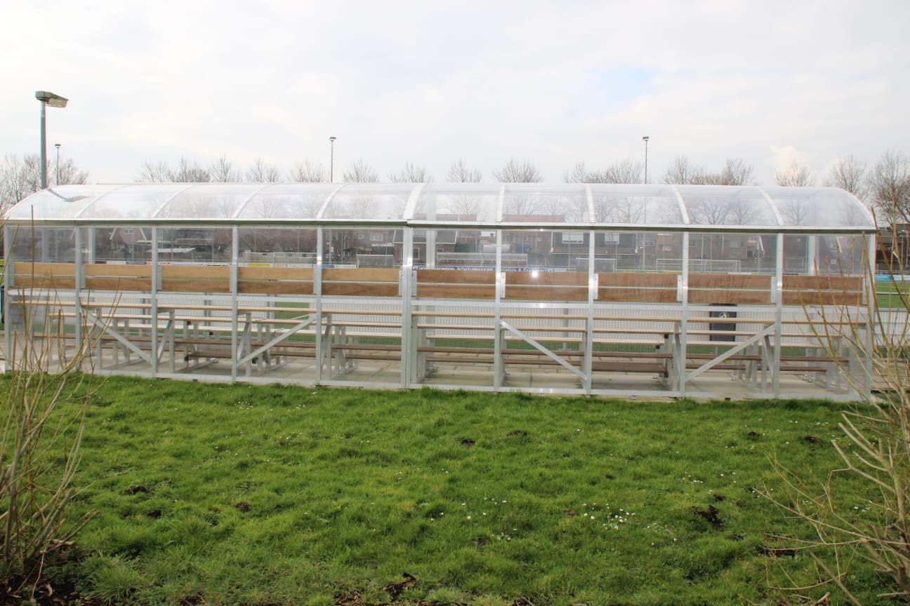 Tribune Sienna 9 Deze fraaie transparant tribune met een lengte van 10 meter geeft plek aan maar liefst 60 personen. (max)