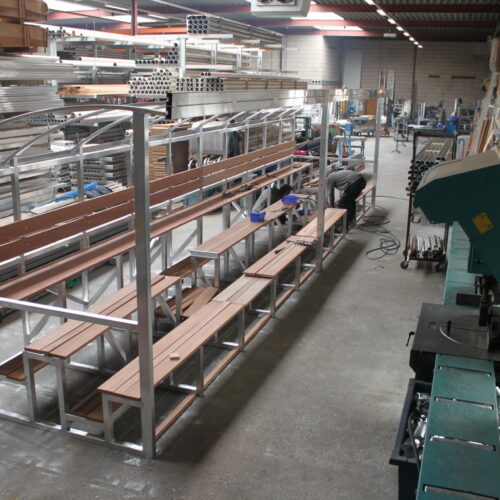 Tribune Sienna 24 De leuningen en zittingen van deze fraaie tribunes zijn van duurzaam FSC hardhout. Het frame van geanodiseerd aluminium.