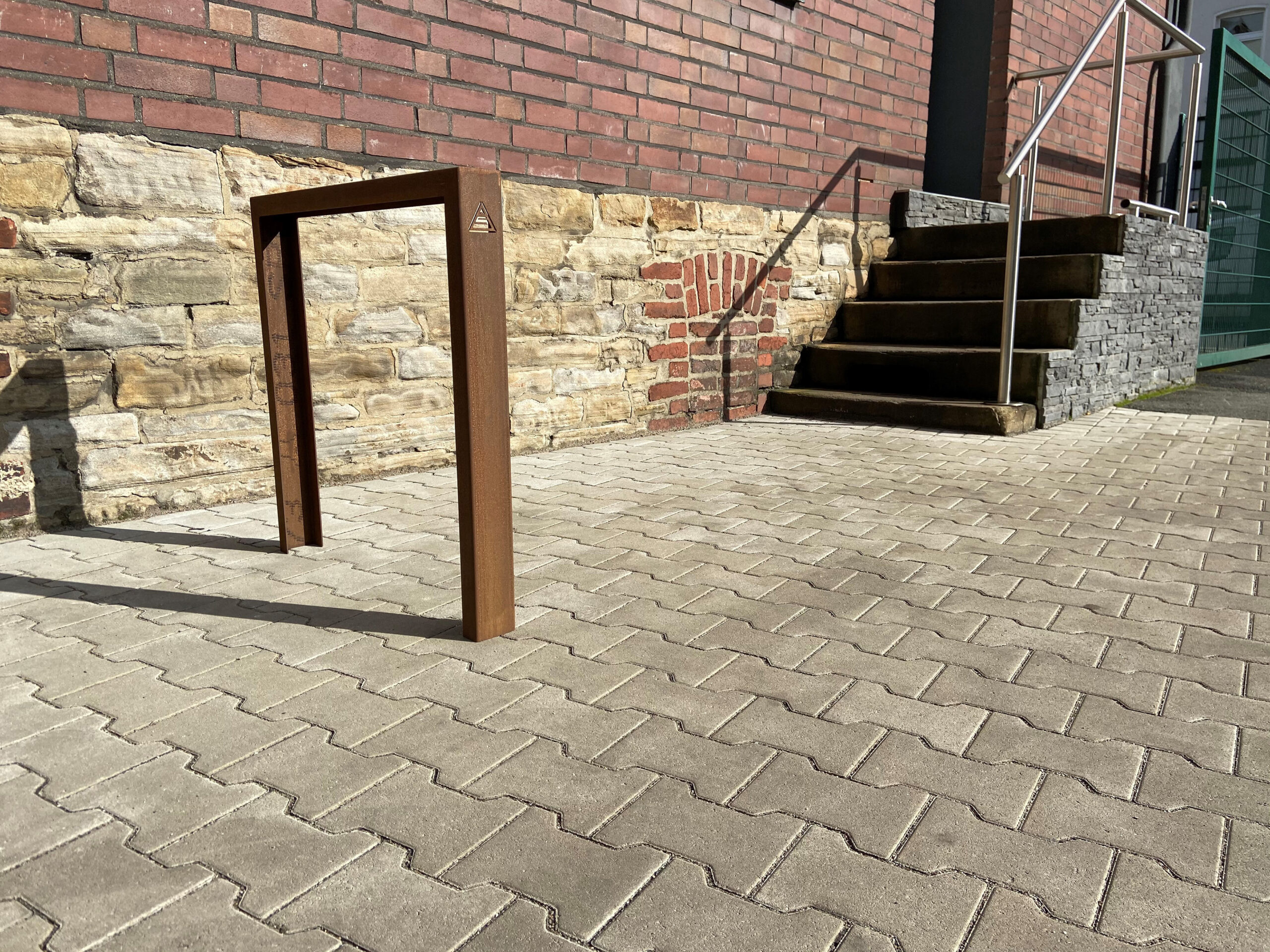 Fietsnietje Corten 1 Fietsenrek - aanleunbeugels van Corten-staal, de ultieme duurzaamheid en bijzonder fraai om te zien.